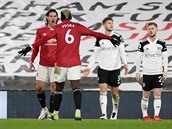 Edinson Cavani a Paul Pogba z Manchesteru United slaví gól na pd Fulhamu.