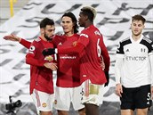Zleva: Bruno Fernandes, Edinson Cavani a Paul Pogba z Manchesteru United slaví...