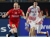 Dánský házenká Anders Zachariassen se raduje z gólu v chorvatské síti.