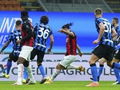 Zlatan Ibrahimovi stílí první gól zápasu jeho AC s Interem Milán.