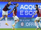 Zlatan Ibrahimovi slaví se spoluhrái gól v síti Interu.
