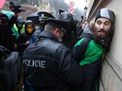 Policie zasahuje pi protestu hnutí Chcípl PES. Demonstranti zablokovali vstup...