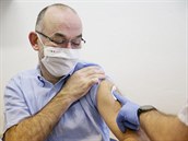 Druhá dávka vakcíny od Pfizeru se má aplikovat po 21 dnech, tvrdí Evropská léková agentura