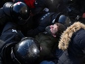Lidé vyli do ulic a protestují proti zadrení Alexeje Navalného.
