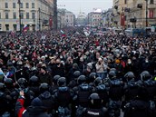 Mui zákona stojí ped úastníky shromádní na podporu vznného vdce ruské...