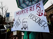 Lidé v Praze protestují proti putinovskému reimu v Rusku.