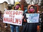 Stovky lidí v Praze se sely, aby vyjádily nesouhlas se zadrením Navalného.