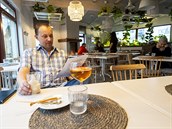 Hosté sedí v restauraci Veranda v Ústí nad Labem, která se jednodenním...