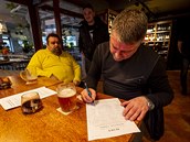 Hosté podepisují petiní archy 23. ledna 2021 v restauraci Veranda v Ústí nad...