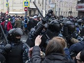 Na ad míst dolo ke stetm, policie proti demonstrantm pouila obuky.