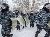 Policie na protestech masivn zatýkala. Na fotografii písluníci poádkové...