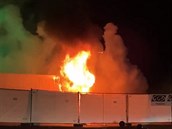 Mládež v Nizozemsku zapálila testovací centrum na covid, po policii házela pyrotechniku