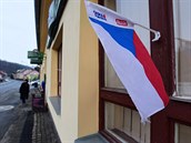 eská vlajka visí 25. ledna 2021 u okna restaurace U Ervina v Hlubokách u...
