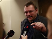 Poslanec Lubomír Volný v rozhovoru s novinái.