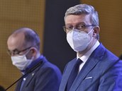 Zleva ministr zdravotnictví Jan Blatný a vicepremiér Karel Havlíek vystoupili...