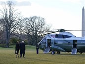 Prezident Donald Trump s manelkou kráí k helikoptée.