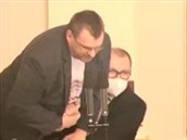 Nezaazený poslanec Lubomír Volný (vlevo) se petahuje o mikrofon s...