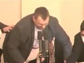 Nezaazený poslanec Lubomír Volný (uprosted) se petahuje o mikrofon s...