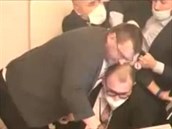 Nezaazený poslanec Lubomír Volný (vlevo) se petahuje o mikrofon s dalími...