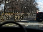 Nastoupení vojáci v hlavním mst Spojených stát amerických. Kolem projídí...