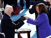 Prezident Joe Biden a viceprezidentka Kamala Harrisová pi svém gestu, které...