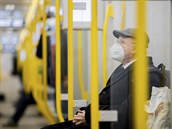Mu se chrání FFP2 respirátorem v berlínském metru, jak to v zemi vyaduje nové...