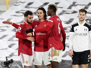 Zleva: Bruno Fernandes, Edinson Cavani a Paul Pogba z Manchesteru United slav...