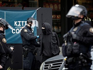 Protestujc poniili sdlo demonstrant v americkm Portlandu.