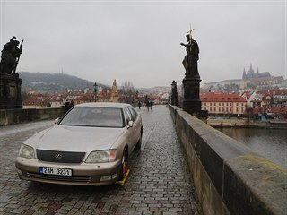 Strnci autm nasadili botiky.