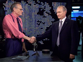 Rusk prezident Vladimir Putin si pots rukou s Larrym Kingem ped natenm...