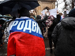 Na nmst Borise Nmcova v Praze protestuj stovky lid proti putinovskmu...