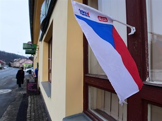 esk vlajka vis 25. ledna 2021 u okna restaurace U Ervina v Hlubokch u...