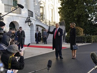 Prezident Donald Trump s manelkou Melani naposledy ped Blm domem.