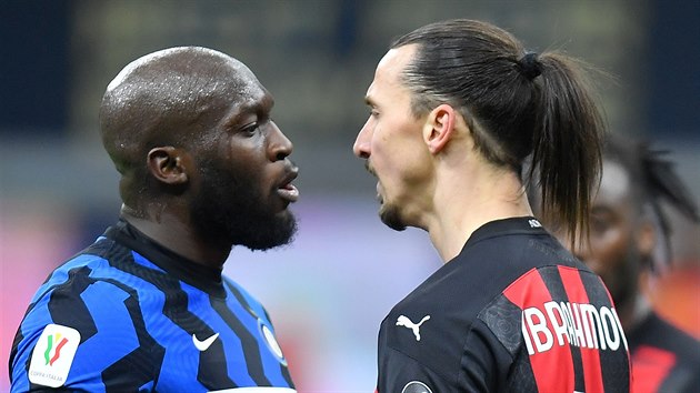 Roztr�ka mezi Romelem Lukakuem a Zlatanem Ibrahimovi�em (�erveno�erný dres).