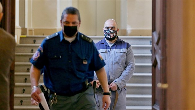 Basman Jaza, sv�dek v p��padu �dajn� korupce na radnici Brno-st�ed, ve �tvrtek u Krajsk�ho soudu v Brn� �ekl, �e m�l na pokyn nasypat tehdej��mu m�stostarostovi m�stsk� ��sti Ji��mu �vachulovi (d��ve ANO) trochu kokainu na st�l, aby byl vyd�rateln�.