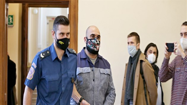 Sv�dek Basman Jaza byl �idi�em a osobn� ochrankou ob�alovan�ho podnikatele Samana El-Talabaniho. Uvedl, �e krom� El-Talabaniho zn� i �vachulu, ke kter�mu sv�ho nad��zen�ho vozil na sch�zky, a tak� ob�alovan�ho podnikatele Pavla Ov�ar�ina. P�ed�val jim pr� n�jak� dokumenty.