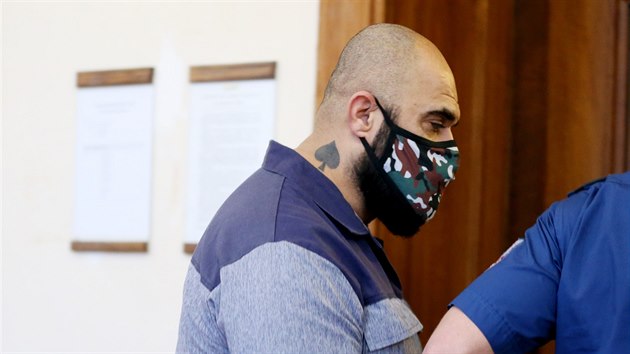 Jaza uvedl, �e p�ed komun�ln�mi volbami v roce 2014 sly�el El-Talabaniho, jak n�komu vykl�dal u stolu v hospod�, �e se bude sna�it �vachulu p�esv�d�it, aby kandidoval, a �e bude d�vat 1000 a� 2000 korun lidem za hlasy. �e pr� pak budou zak�zky.