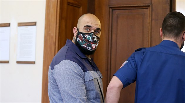 Basman Jaza, sv�dek v p��padu �dajn� korupce na radnici Brno-st�ed, ve �tvrtek u Krajsk�ho soudu v Brn� �ekl, �e m�l na pokyn nasypat tehdej��mu m�stostarostovi m�stsk� ��sti Ji��mu �vachulovi (d��ve ANO) trochu kokainu na st�l, aby byl vyd�rateln�.