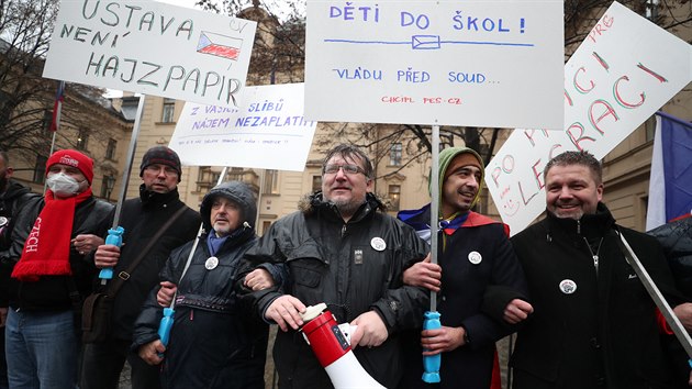 V�t�ina protestuj�c�ch nem�la zakryt� �sta ani nos.
