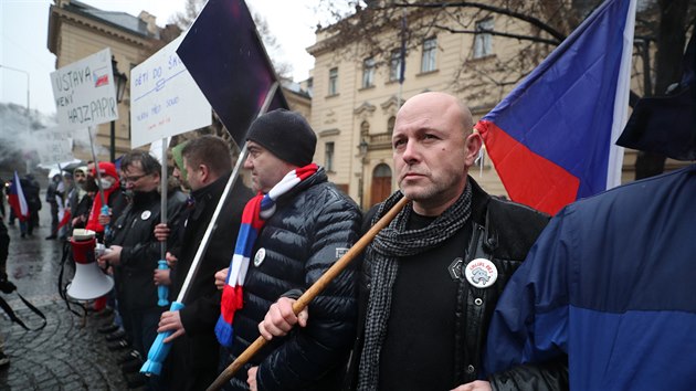 Demonstranti nesouhlas� s protiepidemiologick�mi opat�em�ni.