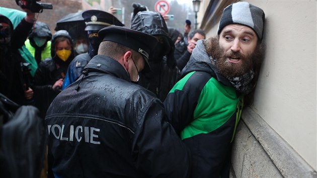 Policie zasahuje p�i protestu hnut� Chc�pl PES. Demonstranti zablokovali vstup do n�kter�ch vl�dn�ch budov.