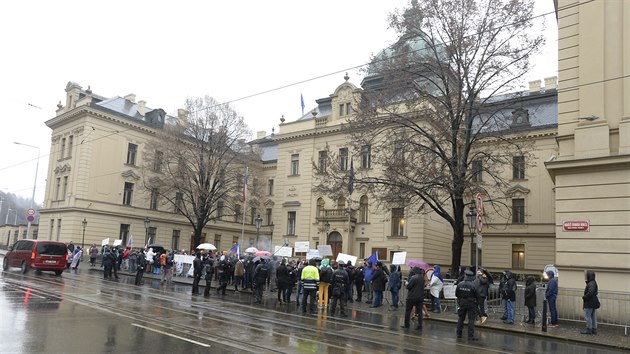 Protestuj� po�aduj� demisi kabinetu.