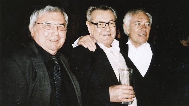 Ve spolenosti. Vladimír Suchánek (vlevo) s Miloem Formanem a Liborem Pekem...