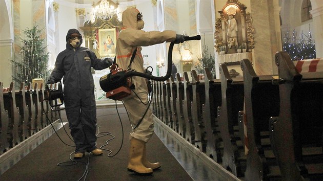 Dobrovolní hasii z Bolatic na Opavsku dezinfikují místní baroktní kostel sv....
