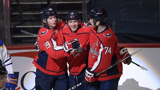 Nicklas Backstrom (19) oslavuje svj gól levým kídlem Jakubem Vranou  a...