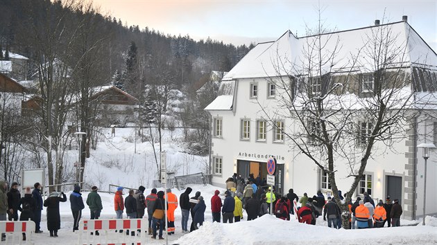 Pendlei 25. ledna 2021 v nmecké Bavorské Rud ekají ve front na povinné...