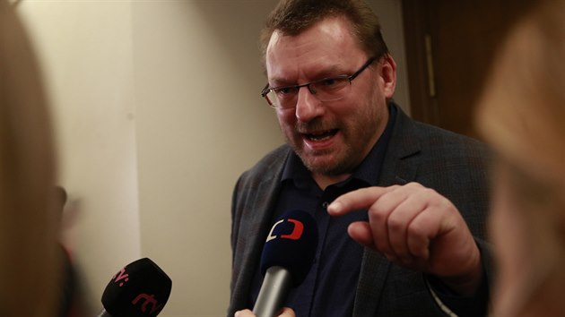 Poslanec Lubomír Volný v rozhovoru s novinái.