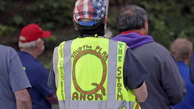 Příznivci QAnonu na protestech ve Washingtonu.