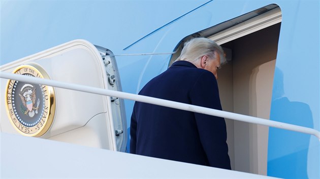 Konící prezident Donald Trump nastupuje na palubu Air Force One poté, co...