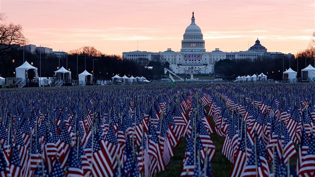 Americké vlajeky vyplující prostoru parku National Mall, kde by za jiných...